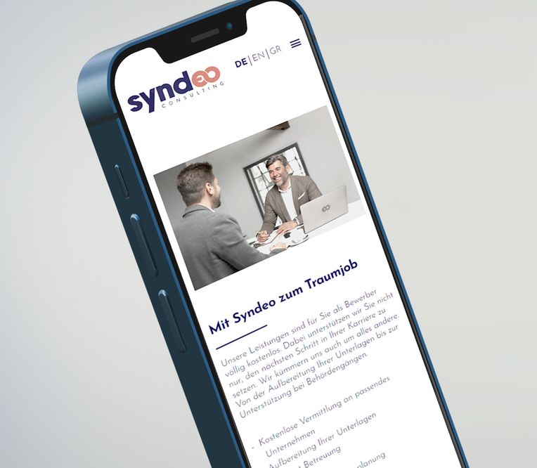 Smartphone mit offener Webseite von Syndeo Consulting