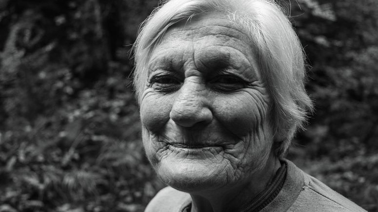 Dementia checklist- Close up black and white photo of an older lady smiling
