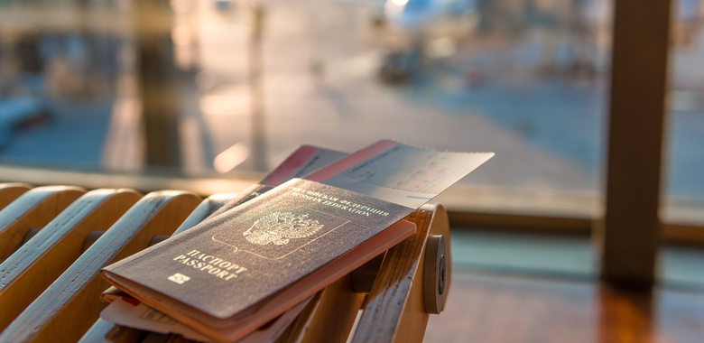 letenka a cestovný pas