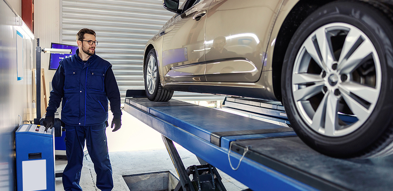 pracovník STK kontroluje auto