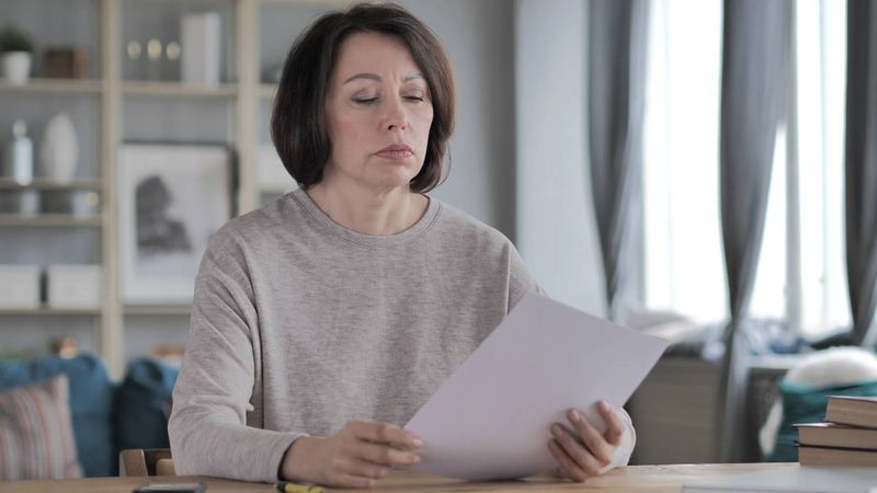 Jak si půjčit a nedostat se do nesnází - Žena pročítající si smlouvu