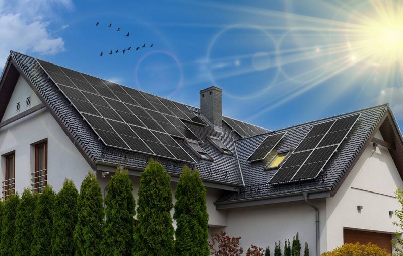 Jak na stavbu fotovoltaické elektrárny pro vlastní potřebu - dům s jižním umístění solárních panelů