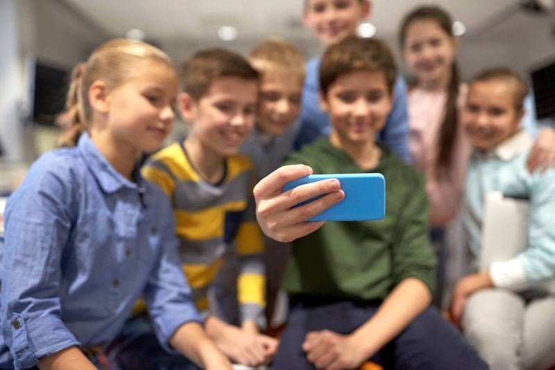 Děti se fotí mobilem