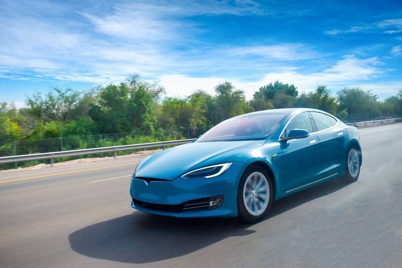 Proč si pořídit chytré auto - Modré auto Tesla na silnici