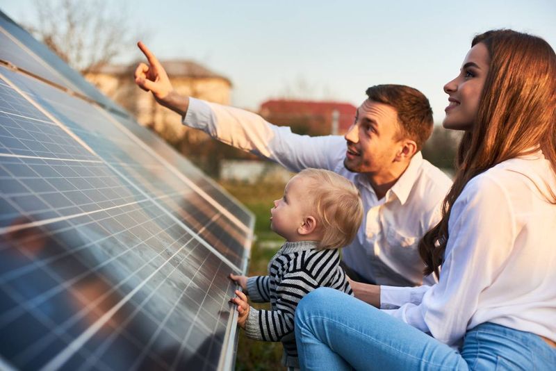 Alternativní zdroje energie - Rodina u solárního panelu