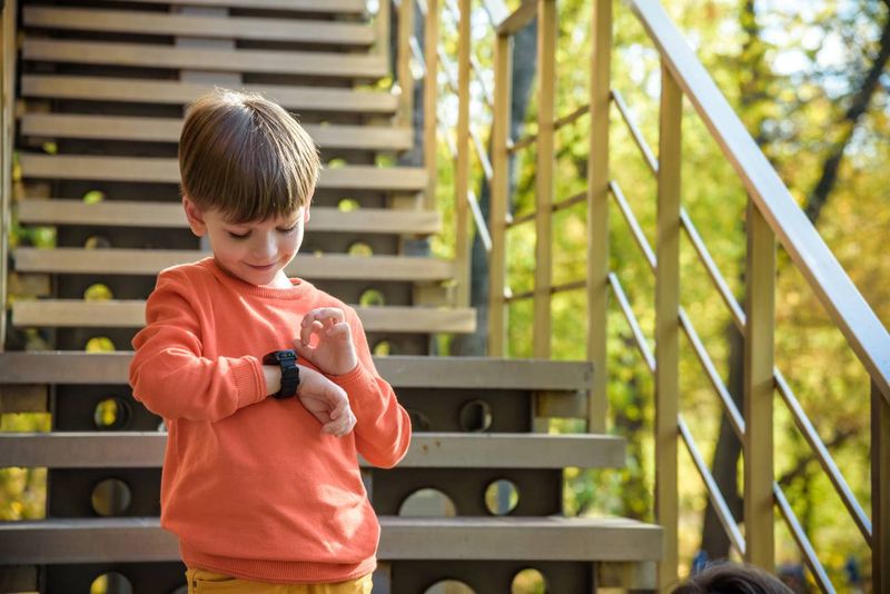 Chytré hodinky pro děti - Kluk na schodech s chytrými hodinkami