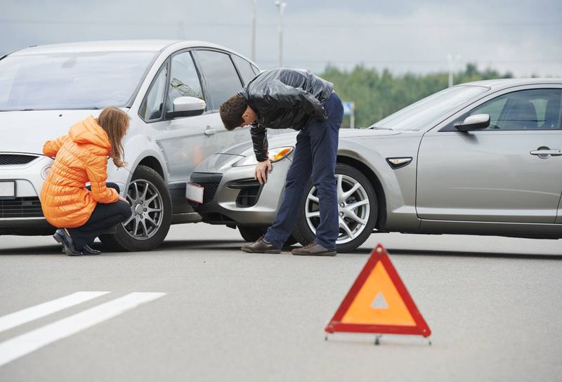 Jako občasný řidič lze ušetřit za pojištění auta - Autonehoda, výstražný trojúhelník před nabouranými auty