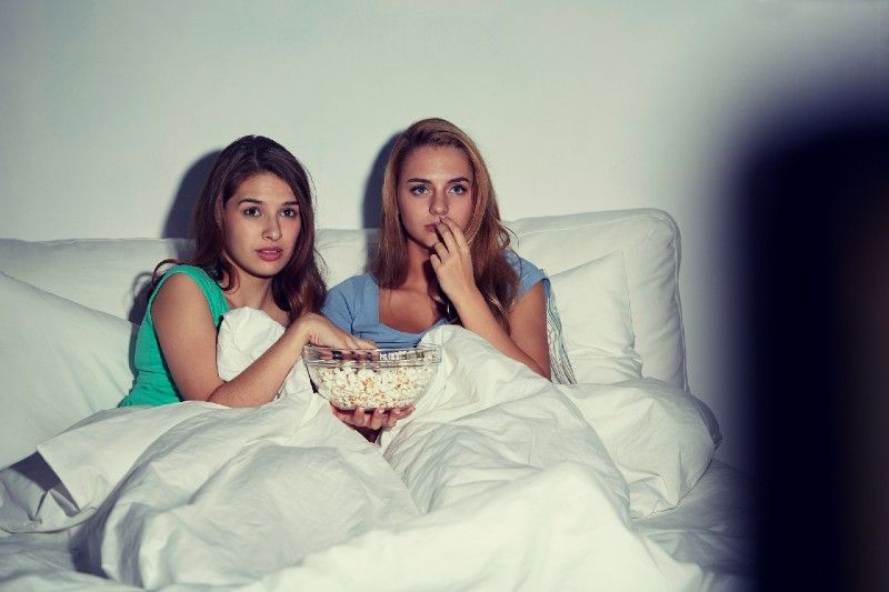 Sledování TV s popcornem