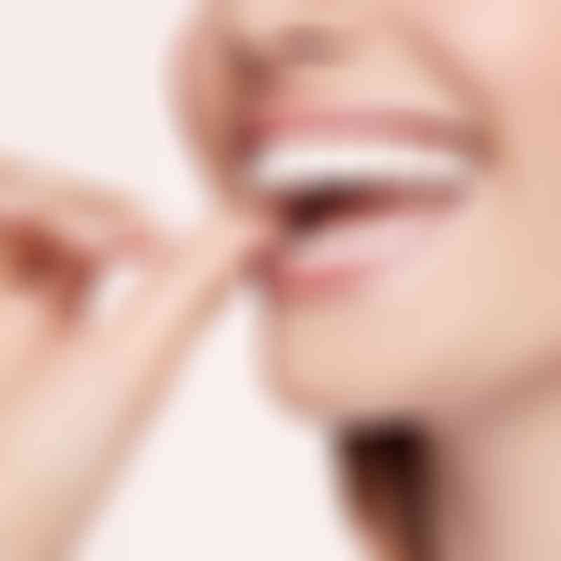 Femme portant un appareil orthodontique transparent