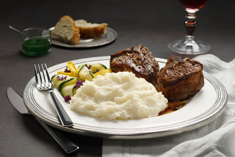 Chuletas de cordero con salsa de cacerola de menta, puré de papas Idahoan®