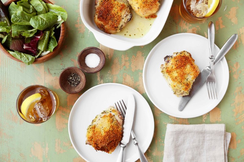 Muslos de pollo con corteza de parmesano y papa