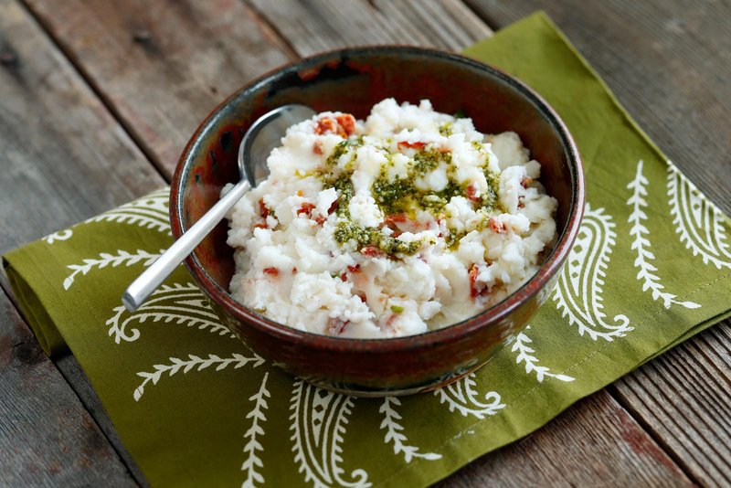 Tomate al pesto y puré de papas