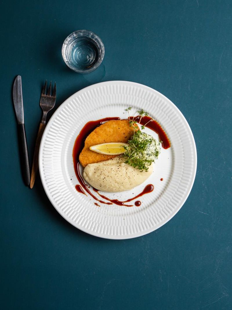 Vegoschnitzel med potatismos och färskostcréme