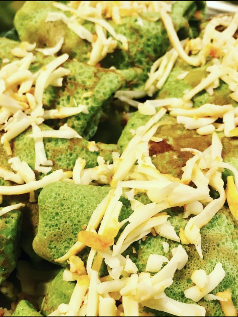 Spenatcrepes fyllda med rökt skinka och färskost smaksatt med vitlök , tomat och romansallad