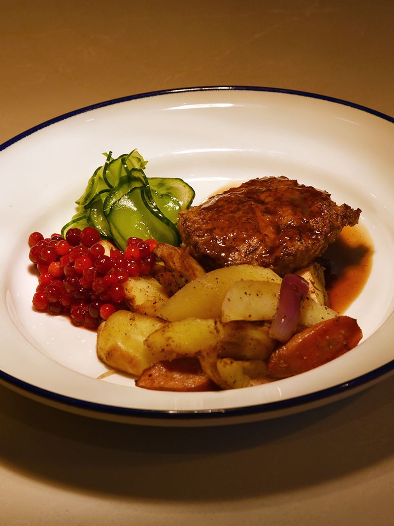Pannbiff på kornbulgur med lingon, picklad gurka, rotfrukter och rödvinssky