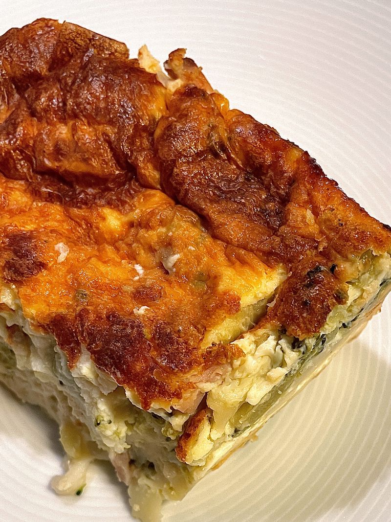 Makaronipudding med rökt kalkon och broccoli
