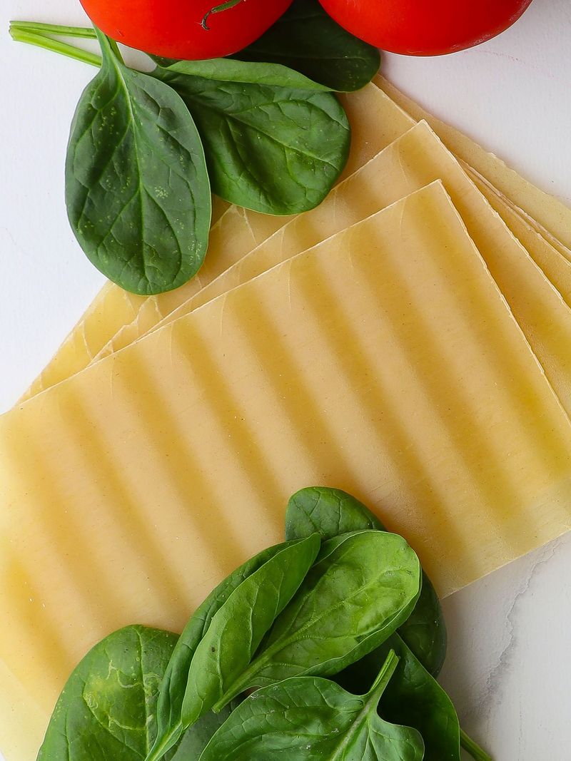 Pastagratäng med grönsakstät tomatsås, grönkålspesto och växtbaserad béchamel