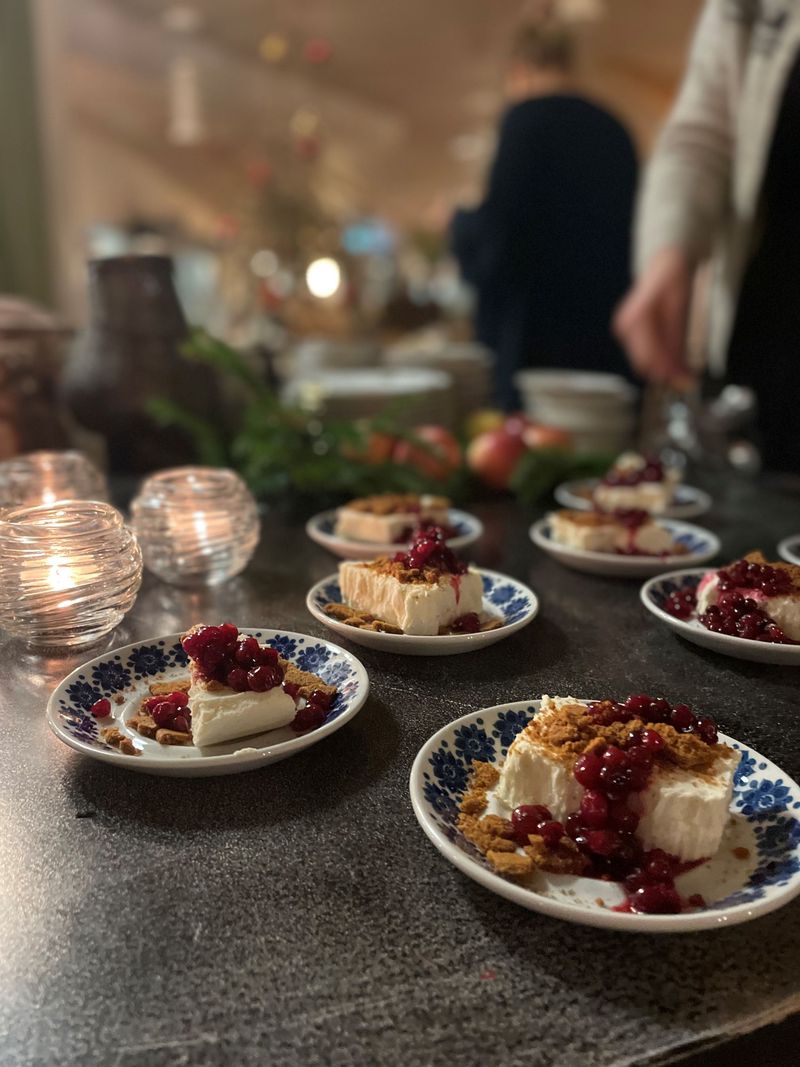 Cheesecake med pepparkaka och lingon