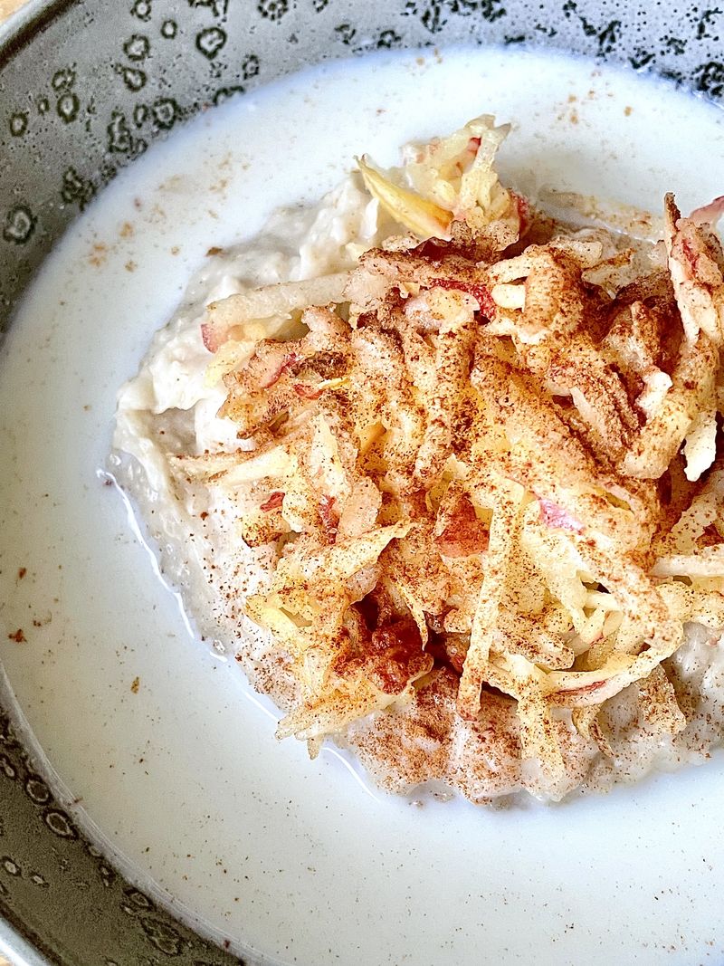 Rostad havregrynsgröt med rivet äpple och kanel