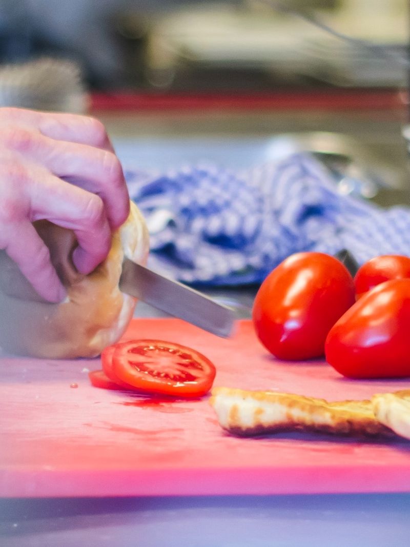 Tomatsoppa med rotfrukter serveras med hembakt bröd