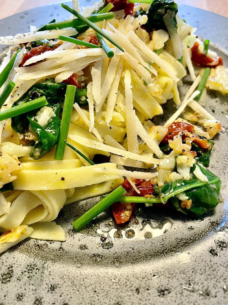 Pasta med blomkål och soltorkad tomat