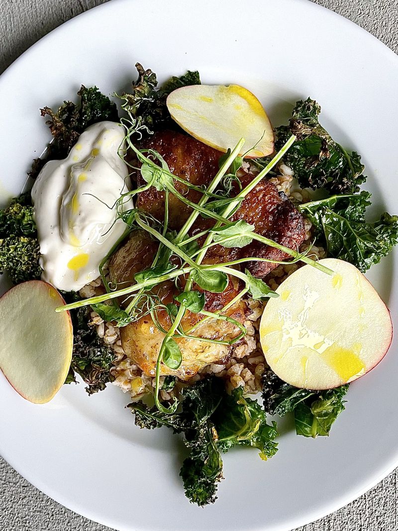 Apelsin och rosmarinmarinerad kyckling med matvete och vegansk aioli