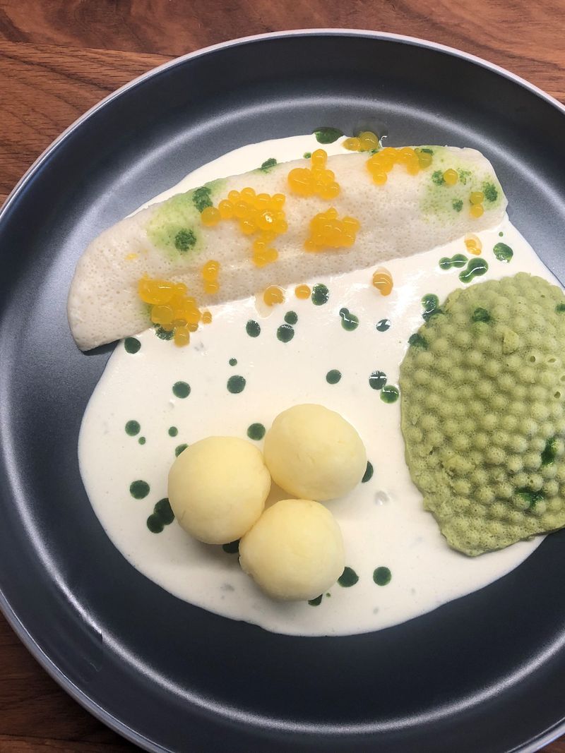 Torskfilé med beurre blanc, ärtor samt citroncaviar