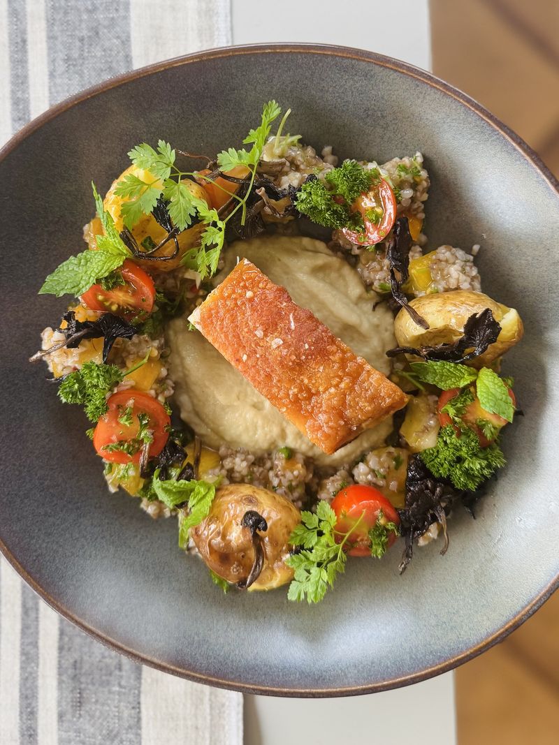 Knaprig fläsksida med Tabbouleh och kräm på aubergine
