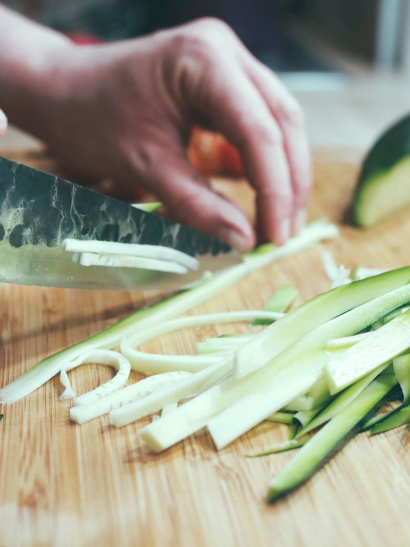 Nudelwok med svarta bönor och chili-limesås