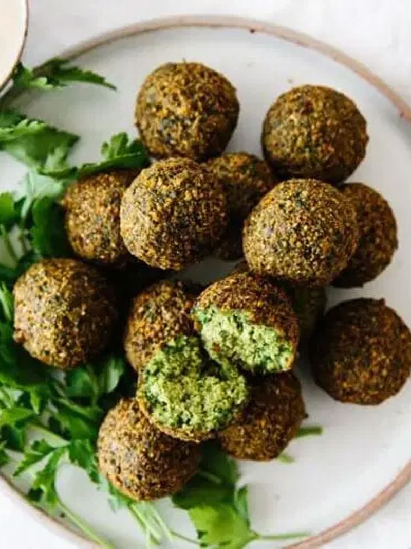 Grönärtsfalafel serveras med bulgur och turkiskyoghurt