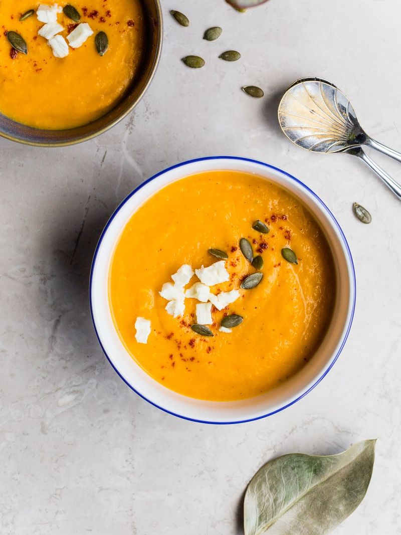 Pumpasoppa med curryrostade äppeltärningar