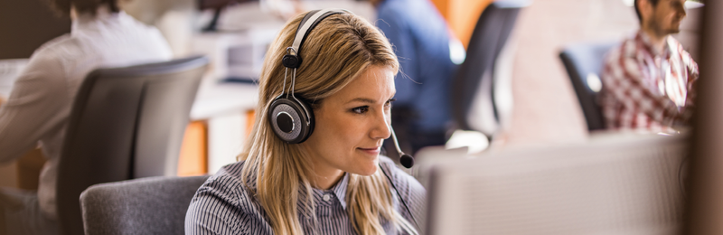 A contact center agent uses cloud contact center features