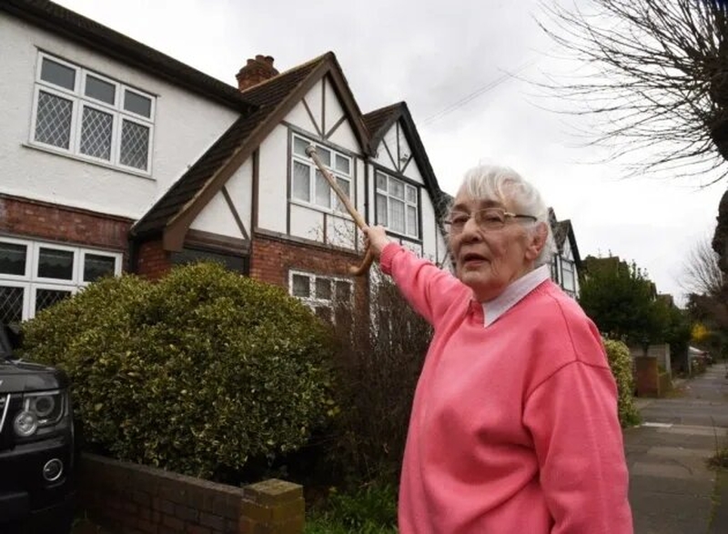 pensioners ripped off by bogus roofer in the london borough of Redbridge