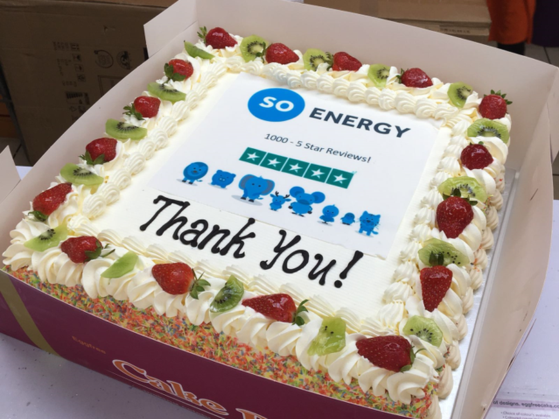 Cake with SO Energy 1000 5 star trustpilot reviews written on it