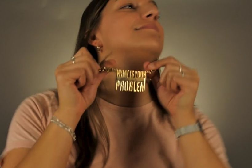 girl-with-chunky-necklace