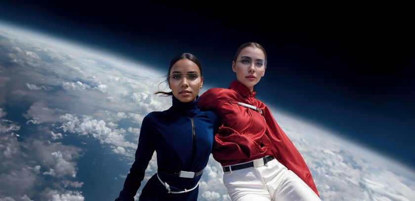 Des astronautes féminines flottent dans l'espace, portant Titan Minimal Art