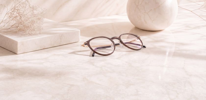 Momentum Aurum Full-Rim glasses on a beige marble ground