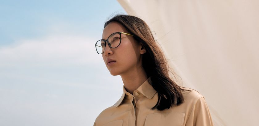 Femme regardant au loin