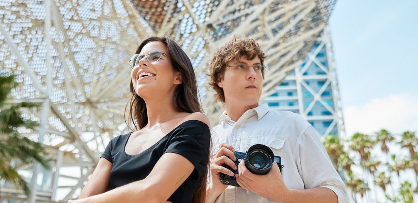 Nina Urgell Cloquell et Gerard Estadella devant la ligne d'horizon de Barcelone portant des lunettes sans monture