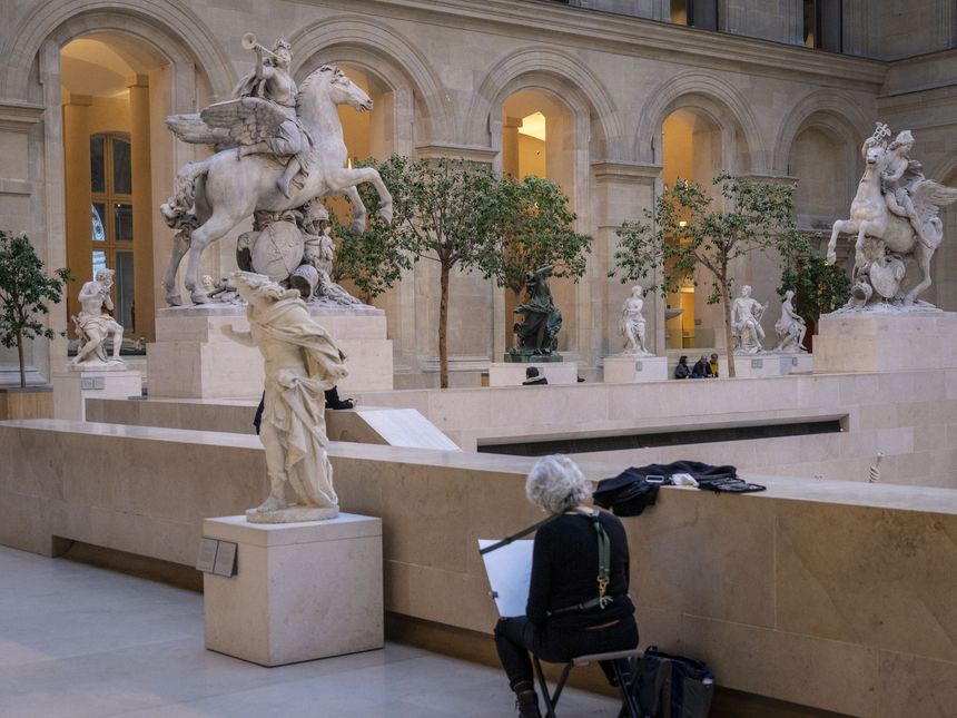 Zeichnerin im Louvre