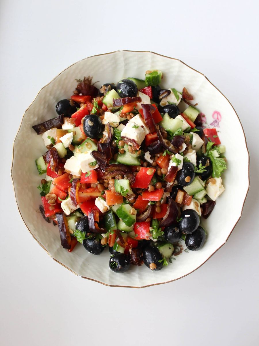 Græsk inspireret salat med brune linser