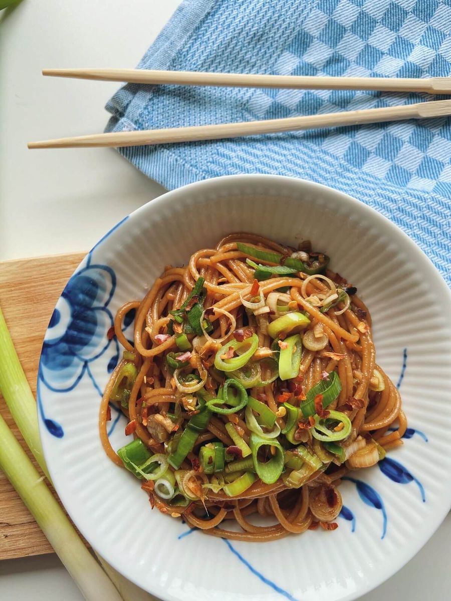 Asiatisk pasta med forårsløg og ingefær | Vegetar