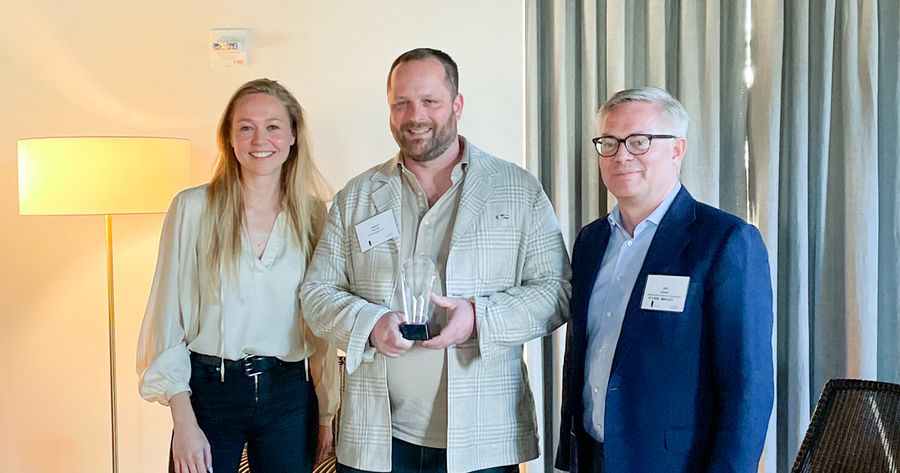 WebinarGeek CEO receives the award for best entry into US