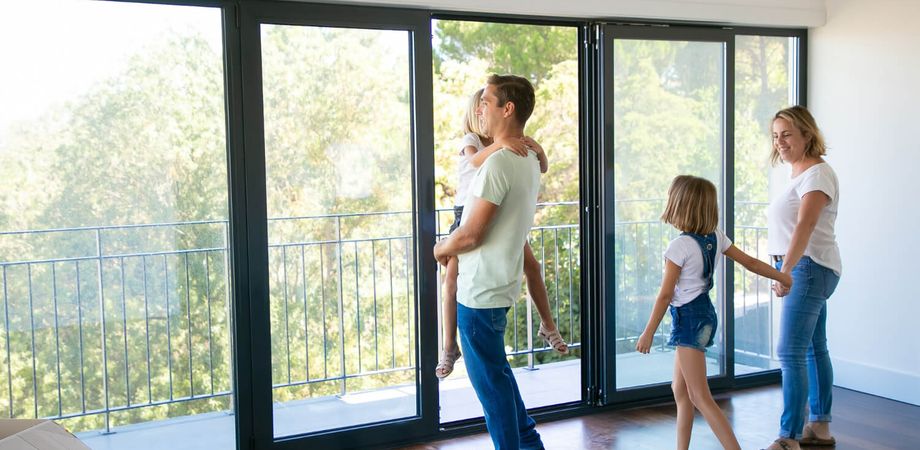 Une famille visite une maison avec balcon : la tendance immobilière post confinenemnt