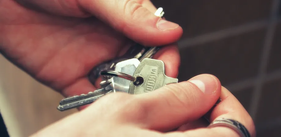 un garant tient les clefs d'un appart entre ses mains