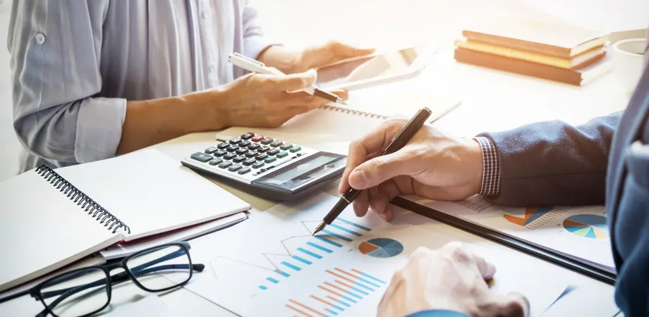 deux banquiers calculent la capacité d'emprunt