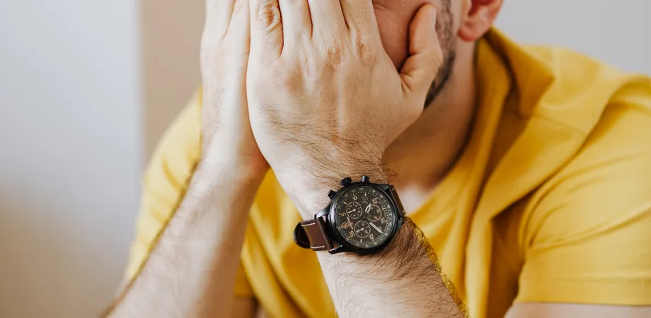 un homme dépité par un mauvais locataire qui n'a pas payé son loyer