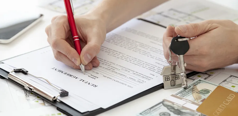 mains qui signe assurance sinistre