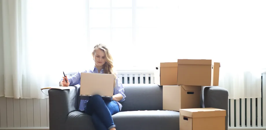 femme qui déménage réserve de loyer