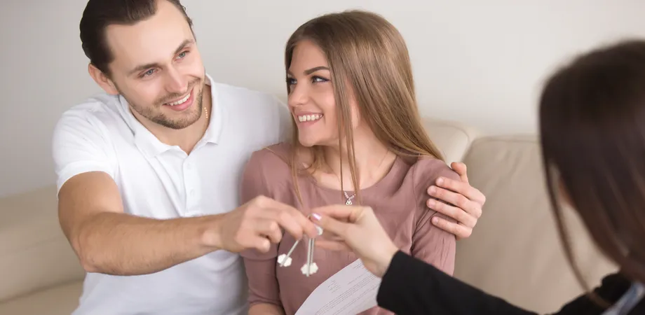 couples propriétaires recevant leurs clefs